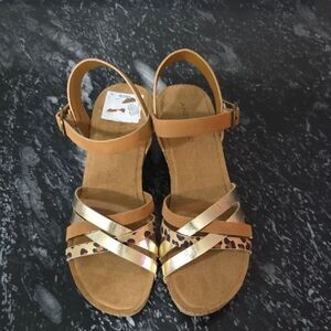 BRAND NEW ANDIAMO AKENNY OPEN TOE CRISSCROSS WEDGE WOMENS SANDALS